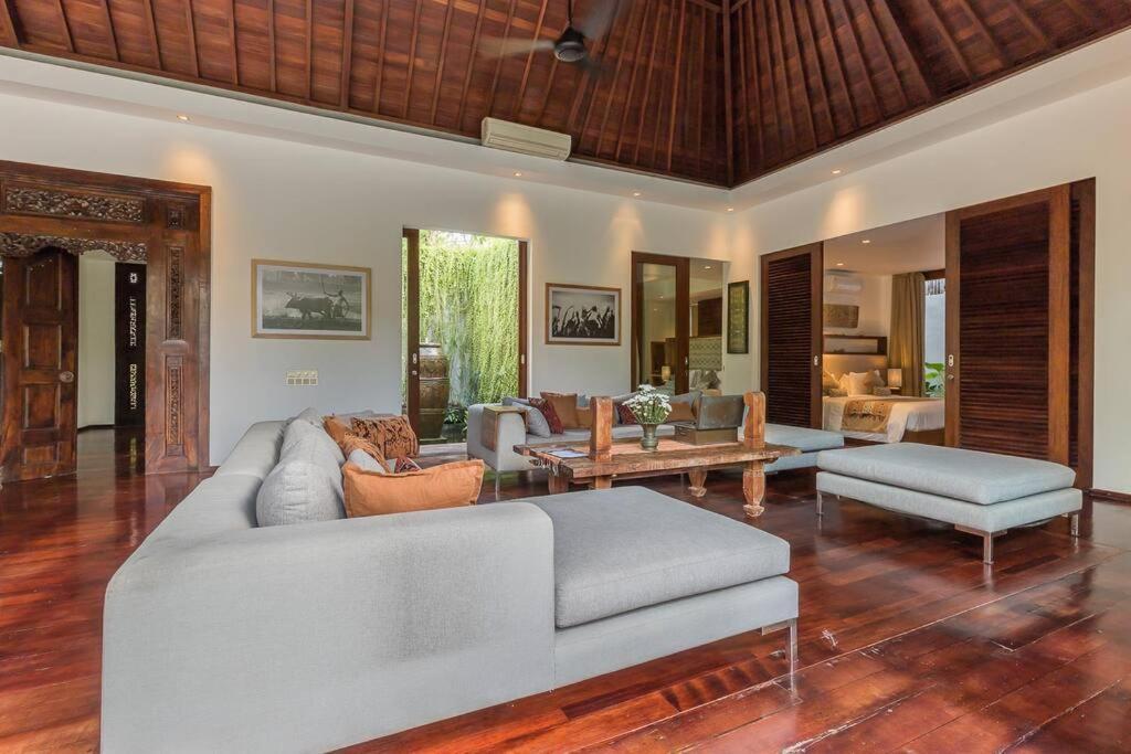 Eshara 123 In Oberoi Our 8 Bedroom With 3 Pool Close To Villa Seminyak (Bali)