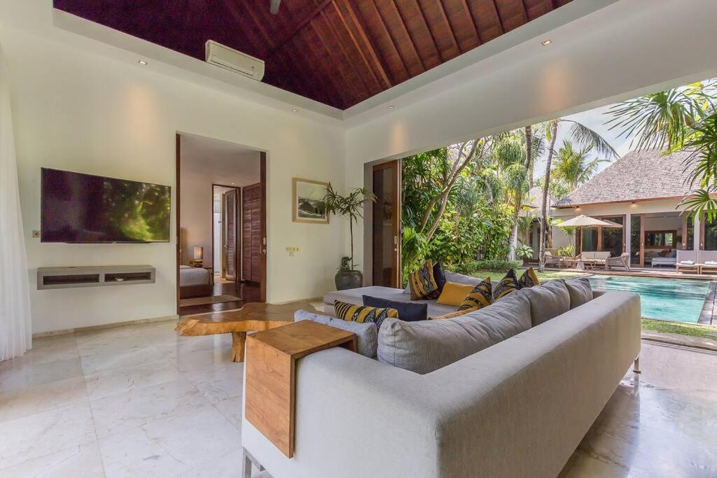 Eshara 123 In Oberoi Our 8 Bedroom With 3 Pool Close To